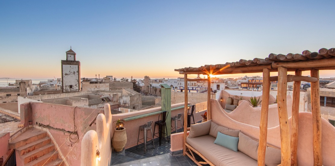 Vue panoramique sur l'océan depuis le rooftop de Mama Lova Essaouira